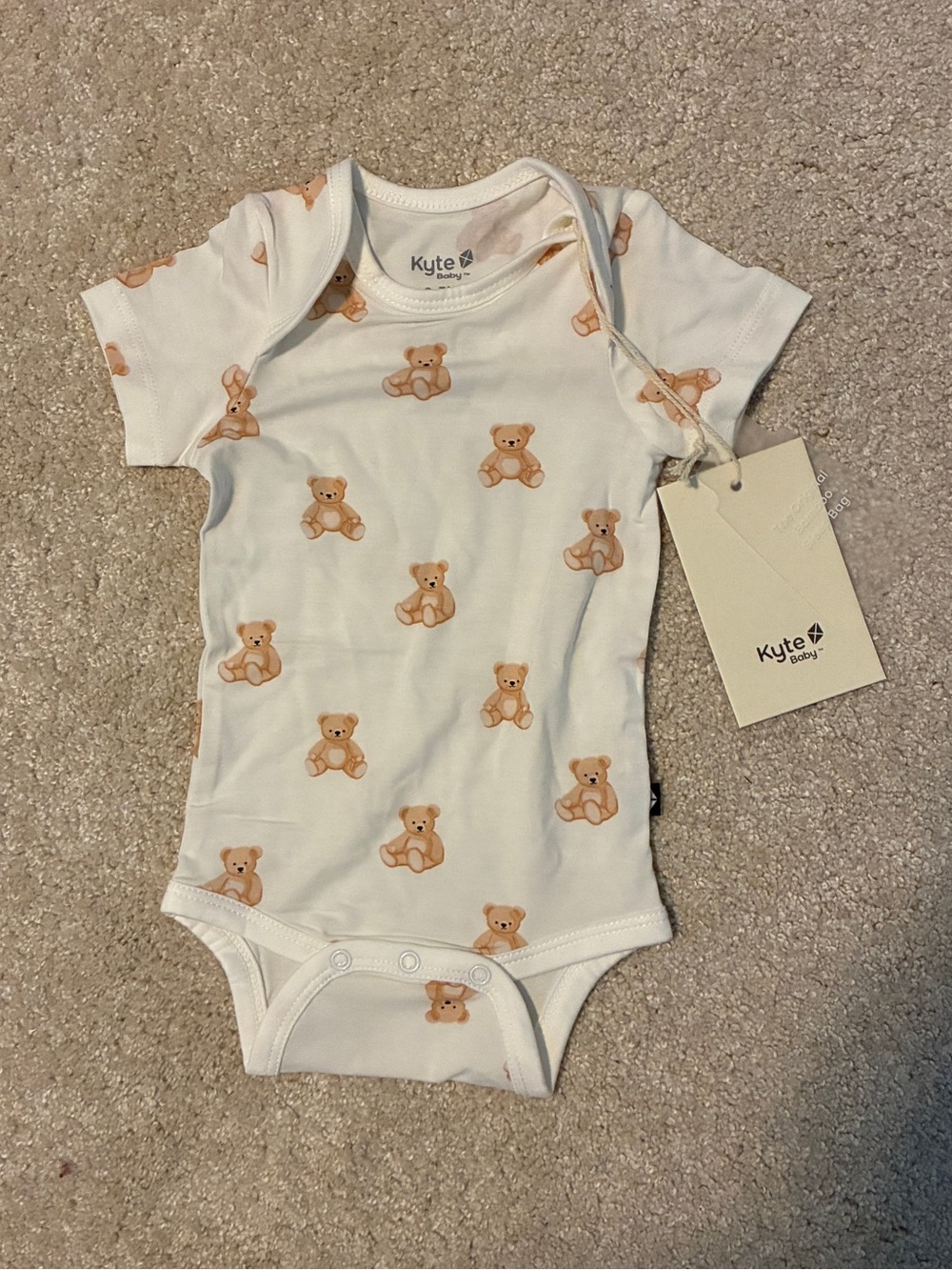 Kyte BABY White Short Sleeve One-Piece Onesie with Tan Teddy Print 0-3 months